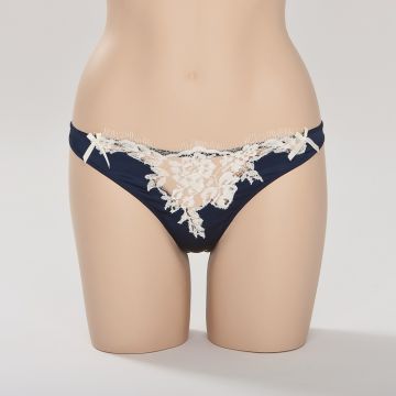 String Debby Nachtblau mit cremeweißer Spitze von Exilia