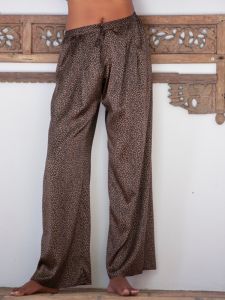 Stretchseide Pyjamahose Omaya braun schwarz mit kleinem Panthermuster von Marjolaine